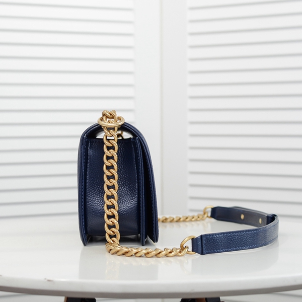 シャネルバッグ背面デザイン